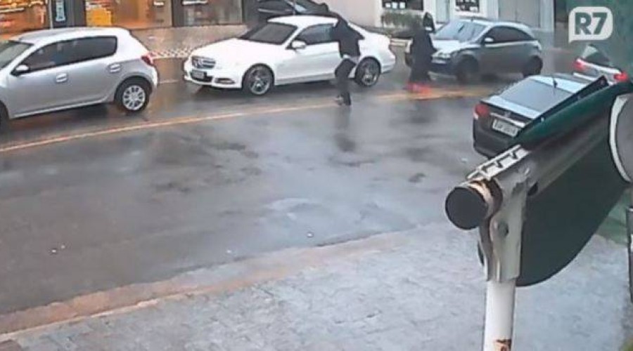 ASSISTA AO VÍDEO: mostra execução de motorista em carro de luxo em São Paulo