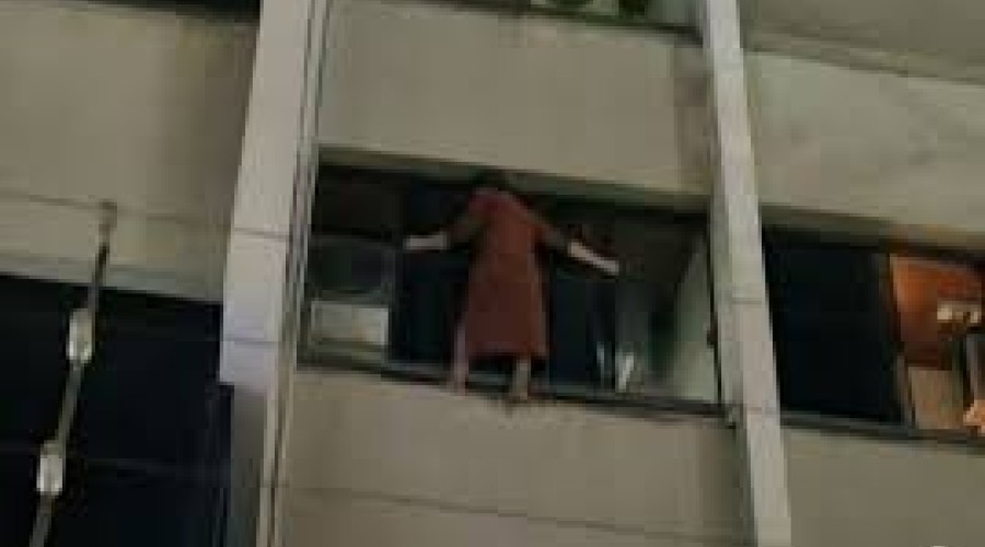 Idosa de 72 anos se pendura em janela de prédio para escapar de ladrão
