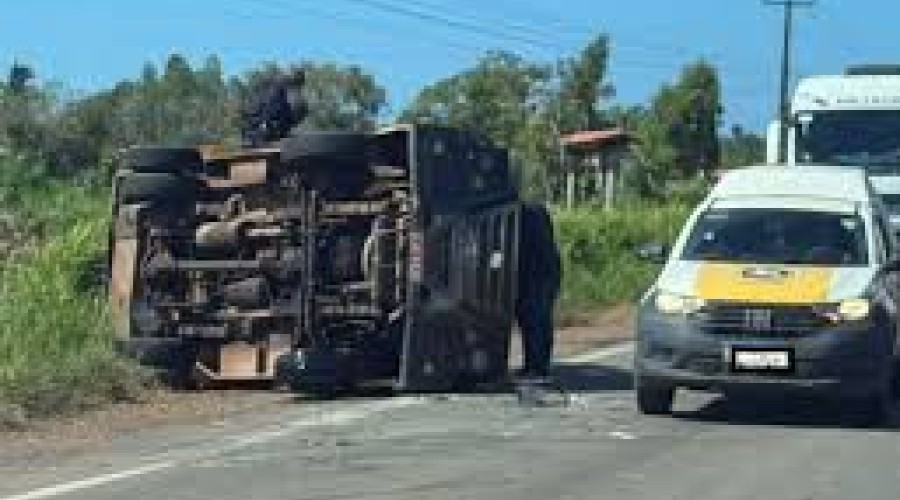 VÍDEO: Carro-forte tomba na BR-222, em Vitória do Mearim