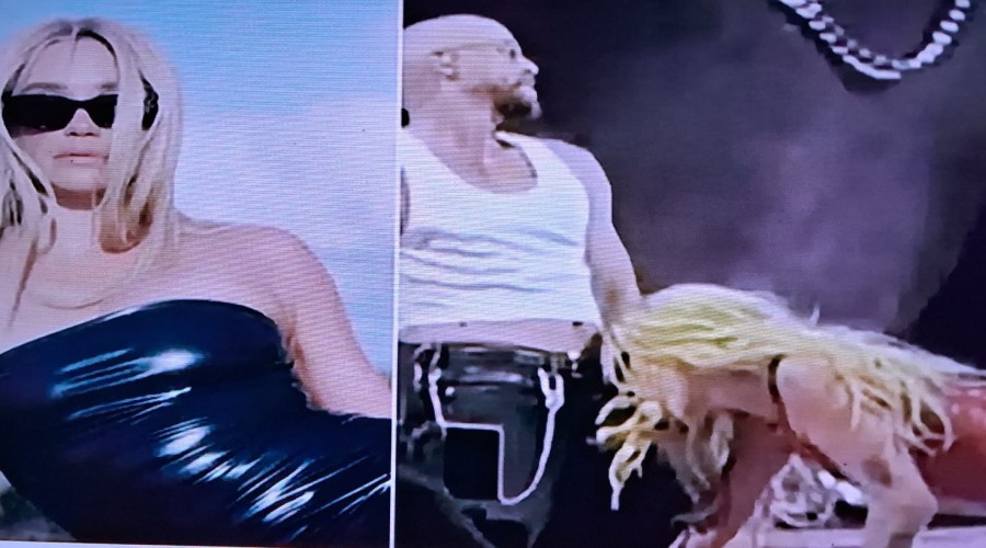 Cantora causa polêmica ao chupar banana em dançarino durante show