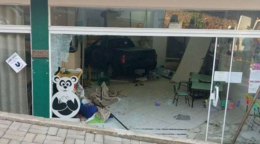 Motorista invade creche e deixa sete crianças feridas