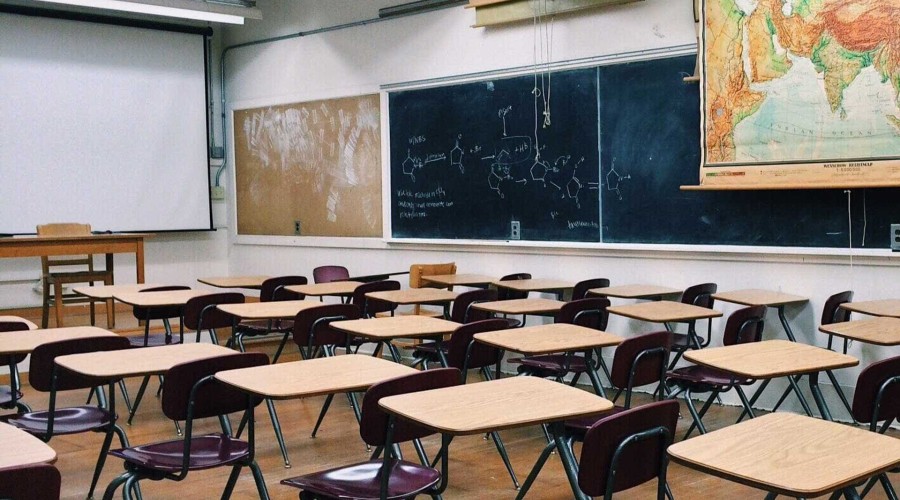 Menina leva 168 tapas no rosto por não fazer tarefa