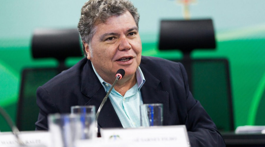 Em artigo, Sarney Filho defende redução do ICMS dos combustíveis