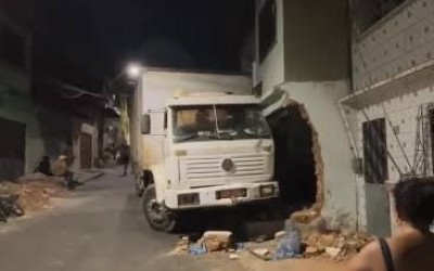 Caminhão desgovernado atropela e mata mulher sentada na porta de casa em São Luís