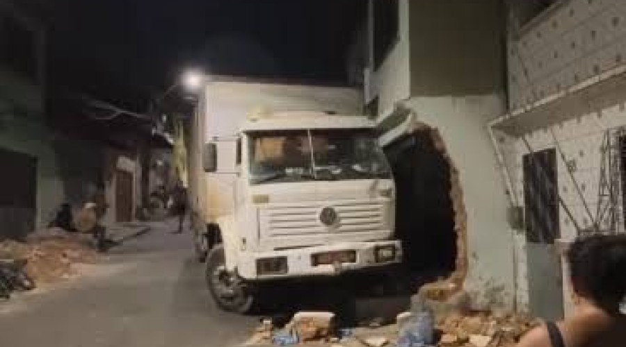 Caminhão desgovernado atropela e mata mulher sentada na porta de casa em São Luís