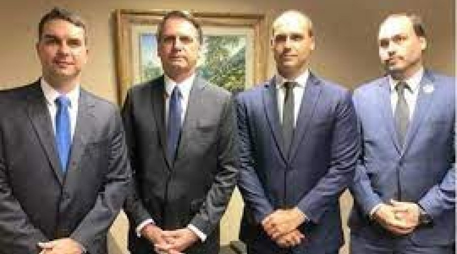 Jair Bolsonaro assina filiação ao PL durante cerimônia em Brasília