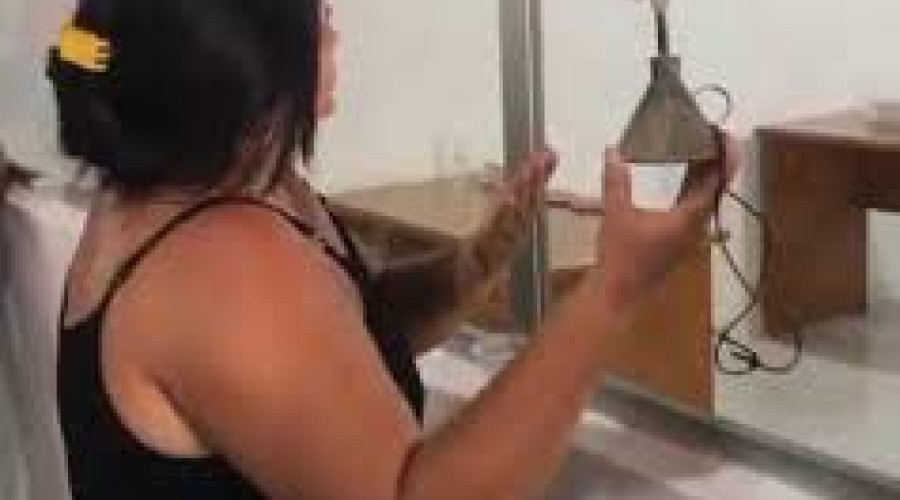 Assista o Vídeo: mulher protesta com lamparina após aumento de taxa de iluminação em cidade do MA