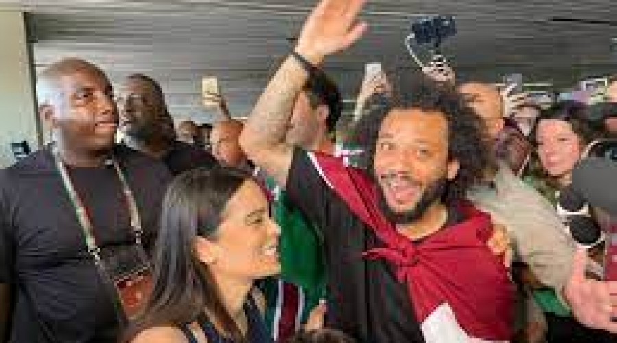 Marcelo chega ao Brasil para se apresentar ao Fluminense 17 anos após sua saída