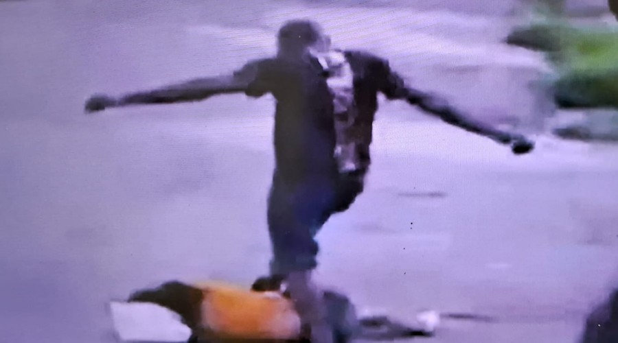VÍDEO: Mulher é brutalmente agredida pelo marido com socos e chutes em via pública