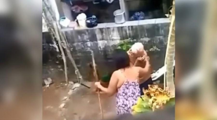 Vídeo mostra mulher agredindo a própria mãe de 76 anos; imagens fortes