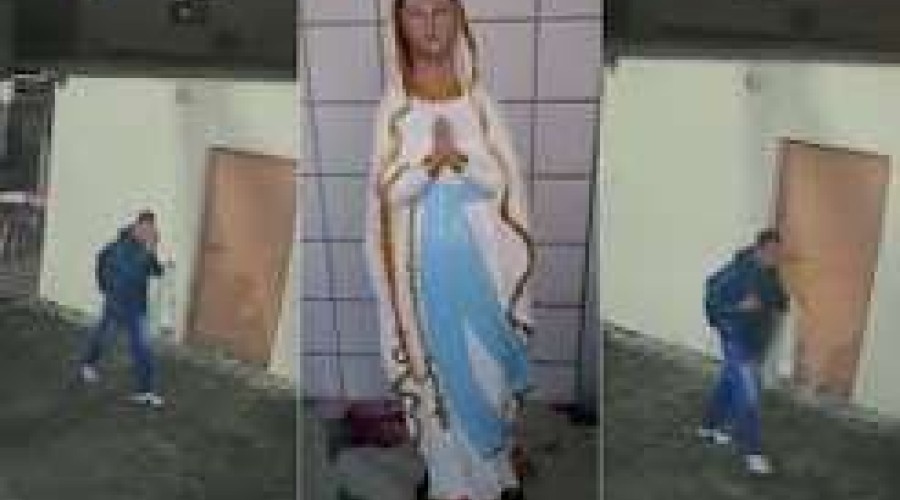 Ladrão faz sinal da cruz após furtar imagem em capela no litoral de SP; VÍDEO
