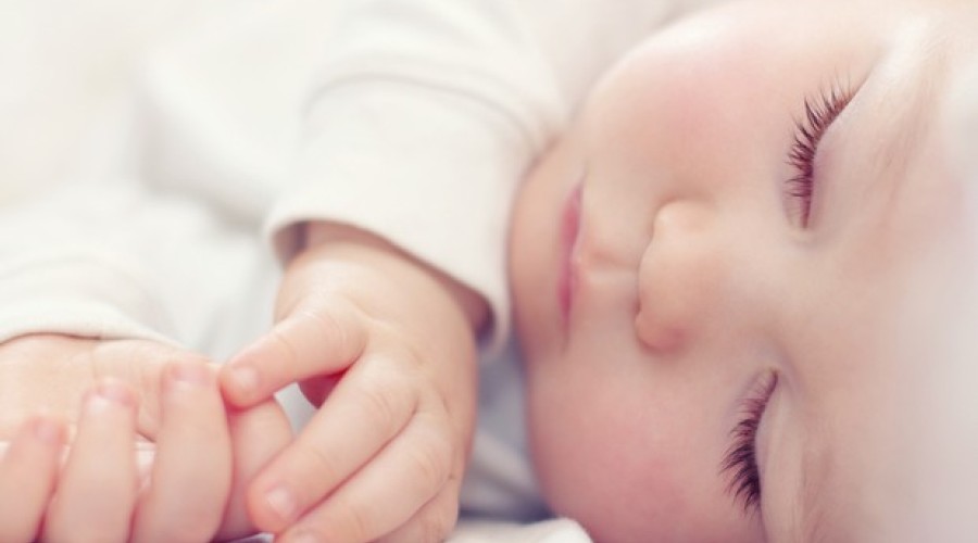 Bebê morre esmagada pelo pai após homem dormir com braço apoiado nela