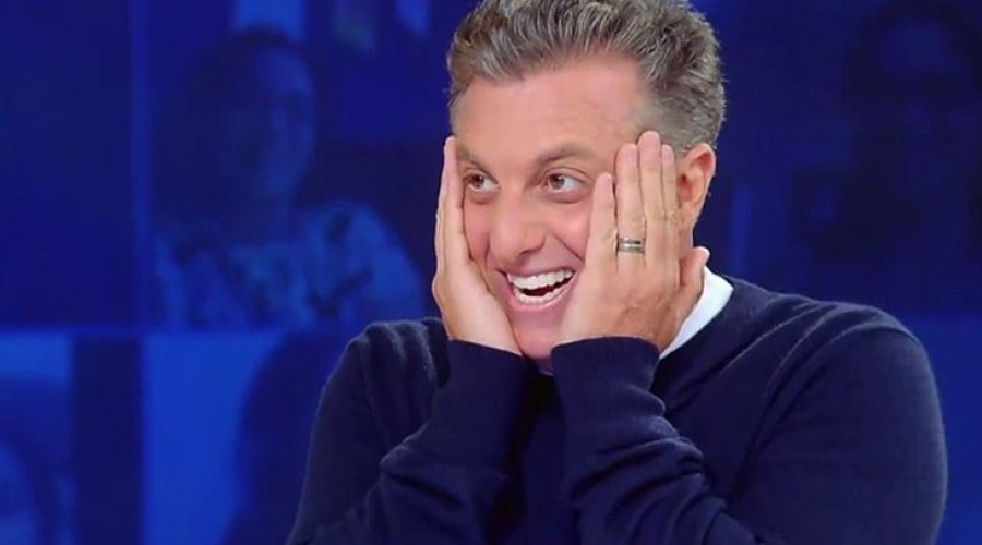 HOMEM DO BAÚ: Luciano Huck é confundido com Silvio Santos no Domingão: 'Esse é do SBT'...