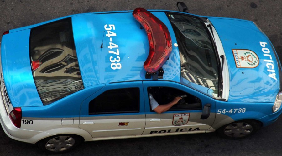Policial federal nega dar celular a bandidos e é morto a tiros no Rio