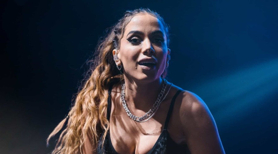 Anitta culpa Bolsonaro pelas 500 mil pessoas mortas por Covid no Brasil