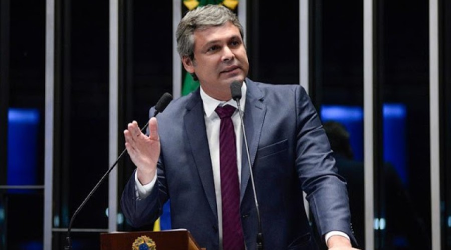 Lula será candidato a presidente, afirma senador petista