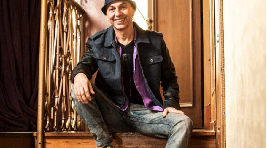 Zeca Baleiro apresenta novo álbum, “Mambo Só”