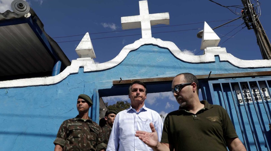 Bolsonaro vai a enterro de militar morto em megaoperação no Rio; fotos