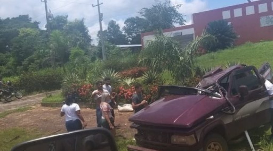 Passageira de caminhonete morre após colisão frontal na BR 010
