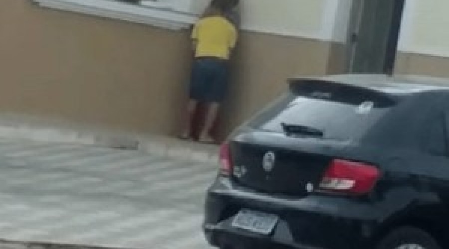 Casal é flagrado em vídeo fazendo sexo no cantinho da igreja