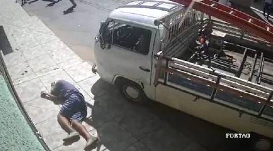 Assista o Vídeo/Imagem  forte: Motorista atropela suspeito de assaltar mulher