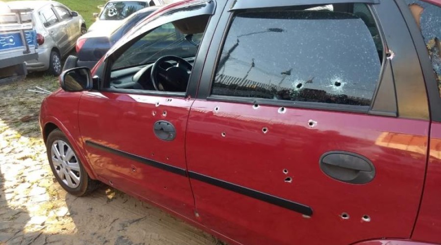 Casal e criança são mortos com cerca de 50 tiros dentro de carro