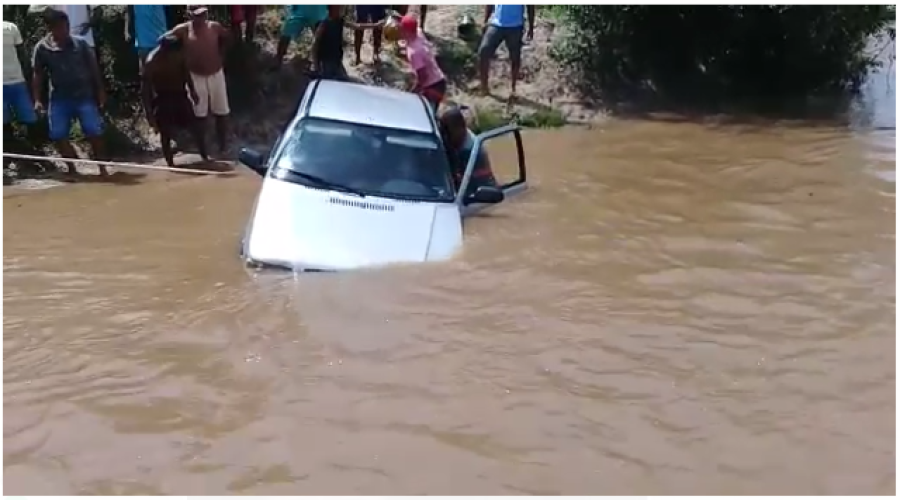 Assista ao Vídeo: dois carros caem de pontão em travessia no interior do Maranhão e anciã morre afogada