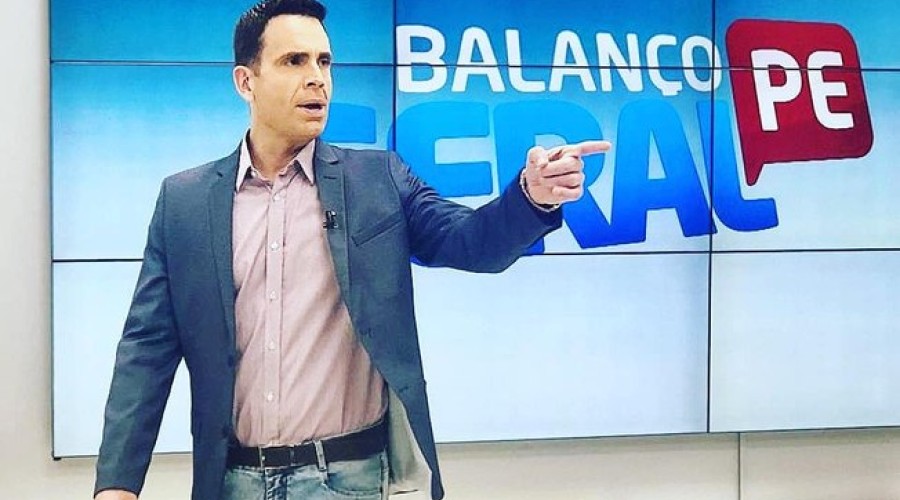 Assista ao Vídeo: Repórter recupera carteira roubada e quase leva facada ao vivo