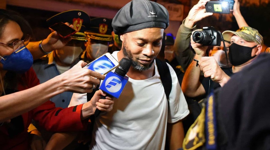 Amigo diz que Ronaldinho está depressivo após morte da mãe: 'bebe muito'