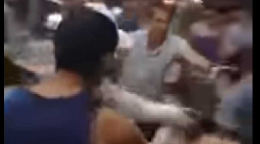 Clima esquenta em posto e mulheres brigam por causa de gasolina, veja no vídeo