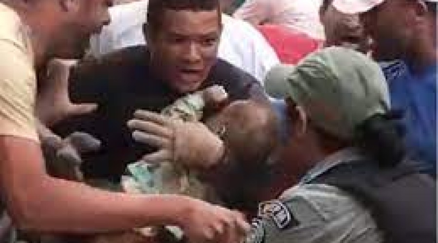 Vídeo: Bebê é resgatado de escombros após deslizamento de terra em São Sebastião