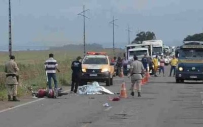 Vídeo mostra cena chocante de acidente de motociclista que morreu na hora após cair e ter cabeça esmagada por carreta