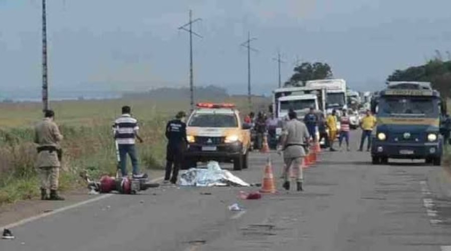 Vídeo mostra cena chocante de acidente de motociclista que morreu na hora após cair e ter cabeça esmagada por carreta