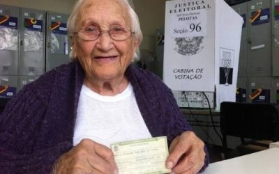 Mesmo com voto facultativo, número de eleitores com mais de 70 anos cresce nas eleições
