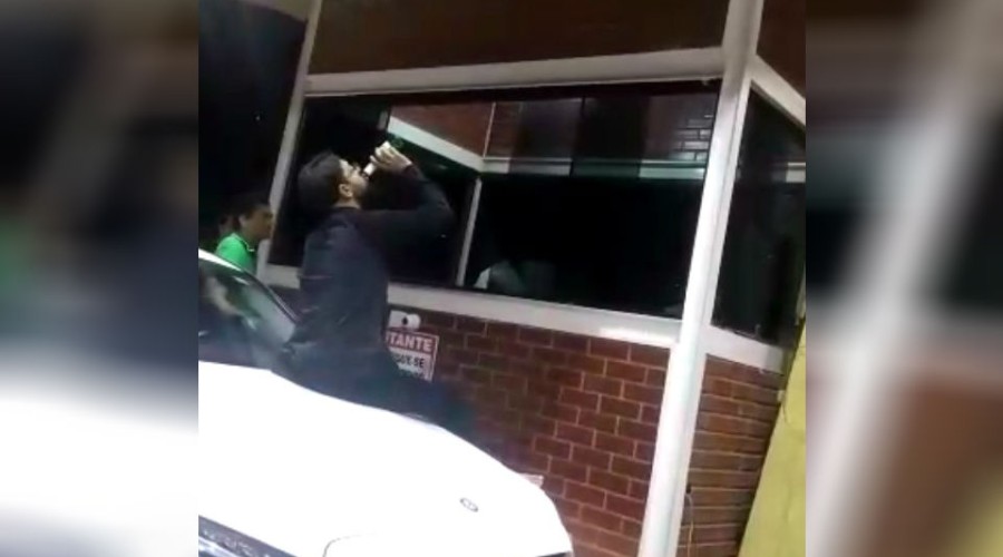 Assista ao Vídeo: Assessor de deputado é flagrado cuspindo em porteiro