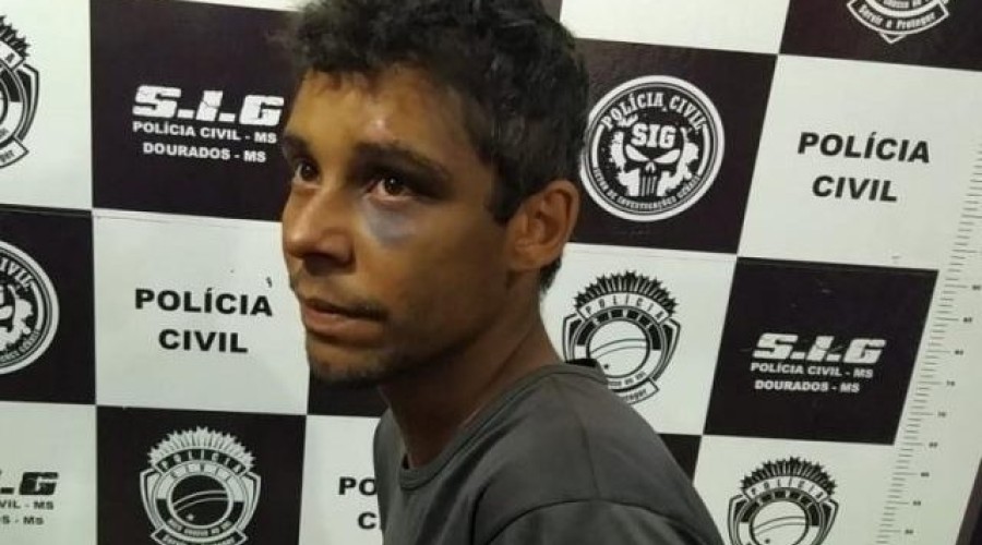 Homem esquarteja pai e filho com serrote porque levou soco no rosto