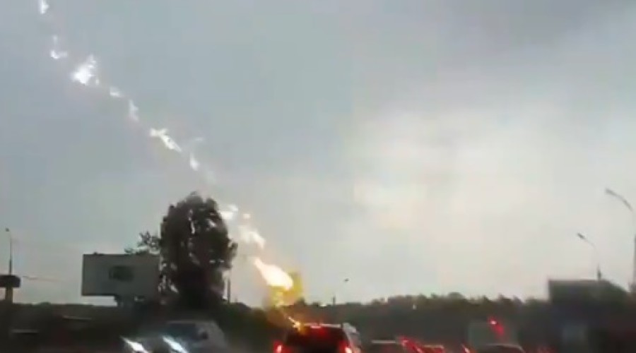 Assista ao Vídeo impressionante mostra carro sendo atingido por 2 raios