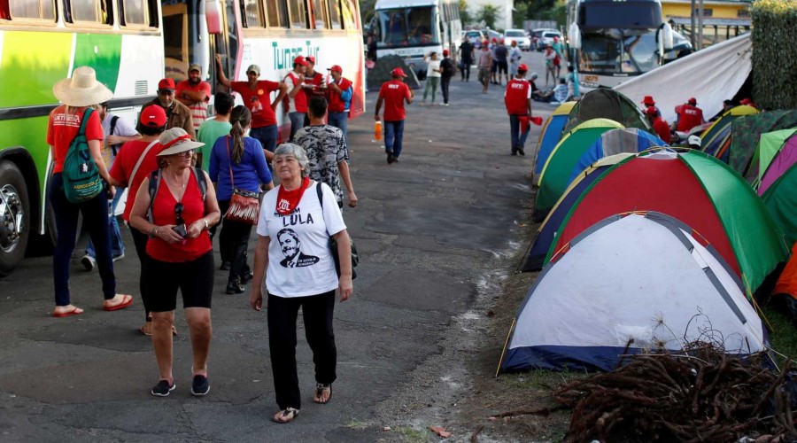 Acampamento em Curitiba muda rotina da PF e vira aposta do PT por Lula