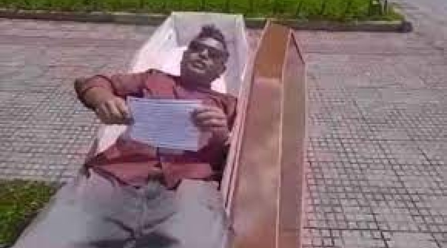 Um homem levou um caixão para a frente da Unimed e diz que, caso morra, já está com ele