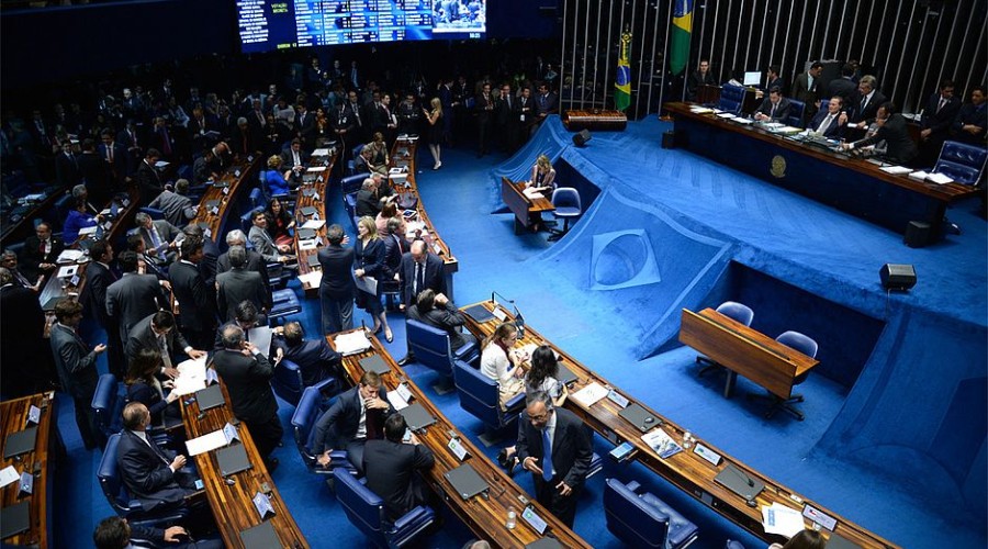 Senado aprova instalação de bloqueadores de celular em presídios