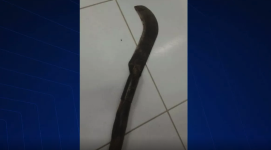 Homem tenta matar esposa com golpes de foice no Maranhão