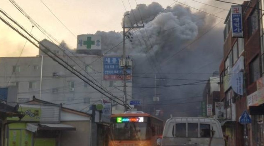 Incêndio em hospital mata 41 e deixa 70 feridos