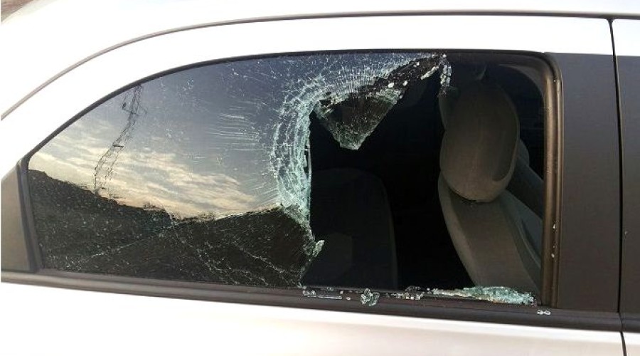 ASSISTA AO VÍDEO: Mulher corajosa filma e espanta no grito ladrão que tentava arrombar carro com uma pedra