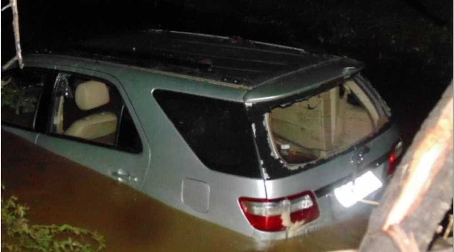 Família morre afogada dentro de carro ao tentar atravessar riacho