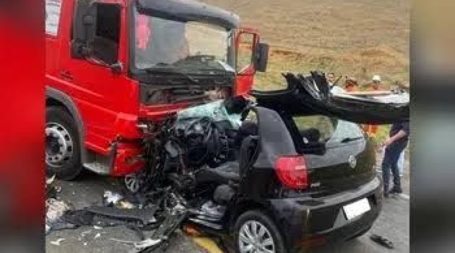 Vídeo: Casal morre e filho sobrevive em batida entre caminhão e carro.