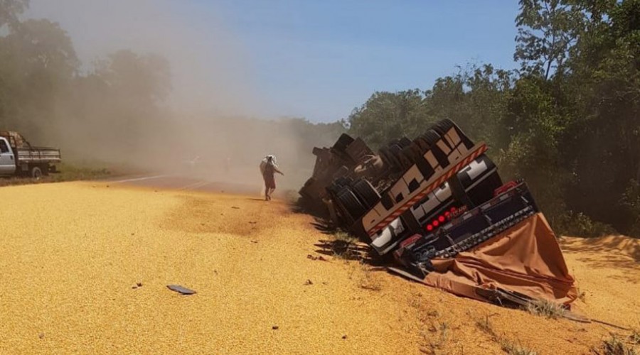 Carreta tomba e mulher morre em rodovia