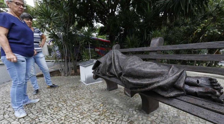 Escultura Jesus sem Teto é inaugurada em frente à Catedral do Rio