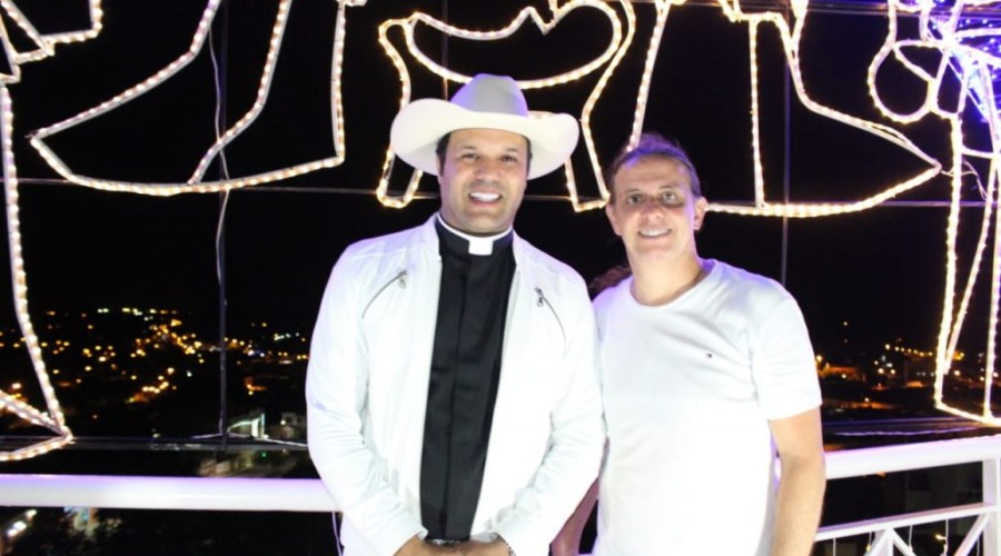 NATAL ILUMINADO – Milhares de caxienses e visitantes acompanham show do Padre Alessandro Campos