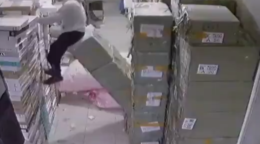 Vídeo: jovem cai em buraco e é salvo por pilha de caixas