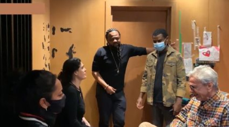 Caetano vai às lágrimas com versão de Xande de Pilares para 'Gente'